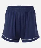 Conjunto de pijama compuesto por una remera de manga corta y un short, ambos confeccionados en viscolycra azul marino con detalles de ribetes en color blanco en cuello, mangas y ruedo del short. El short cuenta con cintura elástica.