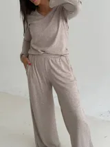 Remera de lanilla con textura acanalada, escote en V y mangas largas estilo oxford. Presenta un diseño ajustado al cuerpo.