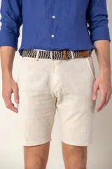 Bermuda de corte clásico confeccionada en una mezcla de ramio y algodón, color beige, con bolsillos laterales y cierre frontal.