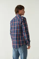 Camisa blanca a cuadros azules y grises, de manga larga y corte slim fit.