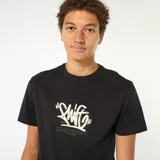 Camiseta de algodón color negro con cuello redondo y mangas cortas. Presenta un estampado frontal con la palabra 'Swift' en estilo graffiti y texto descriptivo debajo.