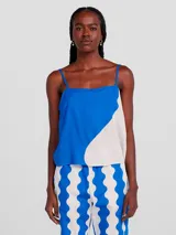 Musculosa azul con breteles finos ajustables y corte recto.