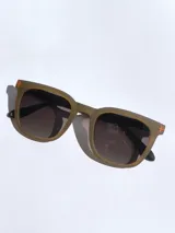 Lentes de sol marca Osten modelo Tokyo, con armazón de acetato en tono verde oliva mate y cristales oscuros polarizados. Presentan un diseño de marco completo con detalle de logo grabado en la patilla.