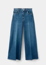 Jeans wide leg de tiro alto en color azul, con diseño largo, trabillas, cinco bolsillos y cierre delantero de cremallera y botón.