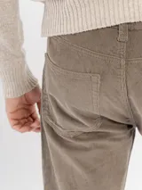 Pantalon de pana de corte recto y color azul marino, con cierre de boton y cremallera.