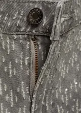 Jeans de tiro medio con diseño recto y cinco bolsillos. Presenta un acabado en color gris con detalle de strass aplicado en toda la superficie.