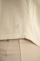 Remera de manga corta y cuello redondo, color arena, con calce al cuerpo.