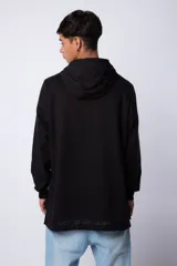 Buzo canguro blanco con capucha forrada en beige y bolsillo tipo parche color beige. Estampa con logo en el pecho.