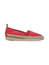 Slip-on de cuero color rojo, estilo alpargata, con detalle de cordón rústico trenzado ornamental alrededor de la base y suela deportiva flexible en tono beige.