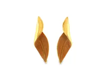 Aros colgantes en forma de hoja, elaborados en metal dorado con esmaltado marrón jaspeado en la parte inferior y detalle de nervadura central.