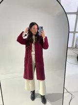 Tapado largo de jeans color burdeos con botones y bolsillos frontales.