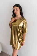 Remerón dorado con textura brillante y mangas cortas.