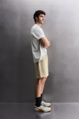 Camiseta de corte relajado confeccionada en tejido de algodón pesado, con cuello redondo y manga corta.