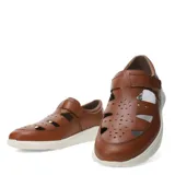 Sandalias tipo cerradas de cuero color marrón coñac, con diseño troquelado en la parte superior, cierre de velcro lateral y suela de goma blanca.