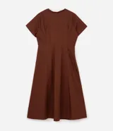 Vestido midi de tricolina de algodón color marrón, con escote en V, cuello mao, mangas cortas, cierre frontal con botones y pliegues en la falda.