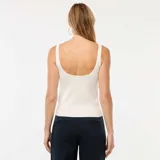 Camiseta sin mangas de punto acanalado color blanco, con cuello redondo y corte ajustado.