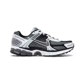 Championes Nike Zoom Vomero 5, color blanco, negro y gris. Capellada de malla y cuero sintético, con amortiguación Zoom Air y suela de goma.