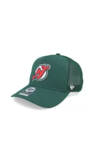 Gorra tipo trucker color verde con paneles traseros de malla, visera curva y cierre ajustable de plástico. Presenta el logo de los New Jersey Devils bordado en relieve en el frente y el logo de la marca 47 en el lateral.