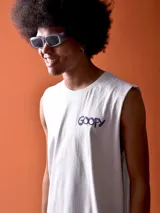 Musculosa gris claro con estampado de la palabra 'Goofy' en el pecho.