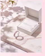 Anillo de plata 925 con diseño de banda ancha, decorado con tres filas de circonias brillantes, siendo la fila central de color rubí y las laterales blancas.