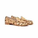 Mocasines de cuero con acabado de pelo, estampado animal print con acabado metalizado dorado, taco bajo y punta redondeada.