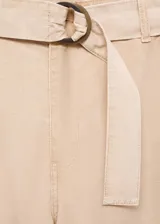 Pantalon wideleg de tiro medio en color beige, confeccionado en mezcla de lyocell, lino y algodón. Cuenta con bolsillos laterales, trabillas para cinturón y un cinturón ajustable con hebilla circular.