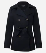 Trench coat de sastrería color negro, con cuello solapa, cierre frontal de doble botonadura y acabado satinado. Presenta un diseño estructurado y elegante.