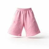 Bermuda baggy rosada de frisa con cintura elástica y panel diagonal asimétrico en el frente.