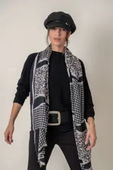 Pañuelo rectangular de viscosa estampada en blanco y negro con motivos geométricos y animal print.