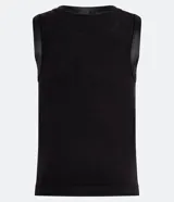 Top sin mangas color rosa claro, de corte ajustado, con cuello redondo y ribete de satén en el cuello y las sisas.