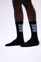 Medias negras con logo blanco en el tobillo.