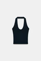 Top de punto con cuello halter y escote redondo profundo, de diseño ajustado al cuerpo.
