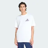 Remera de algodón color blanco con cuello redondo y corte holgado. Presenta un pequeño logo de Adidas Originals estampado en el pecho con tipografía estilo varsity en tonos azul y naranja.