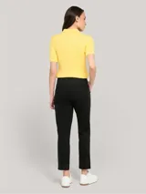 Pantalón chino de corte slim, color negro, con cierre de botón y cremallera, diseño de cuatro bolsillos y logo bordado en la parte trasera.