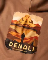 Hoodie de color camel con capucha y cordones ajustables, bolsillo frontal tipo canguro y estampado pequeño en el pecho con la marca Denali.