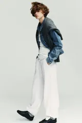 Pantalón de felpa de tiro alto con cintura elástica y corte recto. Cuenta con bolsillos laterales ocultos en la costura y bajo ajustable con cordón elástico y stoppers.