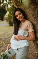 Remera de manga corta con diseño de bloques de color: celeste en la parte superior, gris a rayas horizontales en el medio y blanco en la parte inferior.