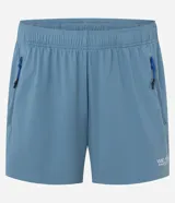 Bermuda deportiva azul claro con cintura elástica fruncida y cordón de ajuste azul. Posee bolsillos laterales con cierres de cremallera, tiradores de cremallera en color azul vibrante y un pequeño logo estampado en la pierna derecha.