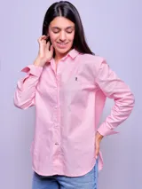 Camisa de corte holgado confeccionada en algodón, con diseño bicolor que combina blanco y celeste. Presenta cuello clásico, cierre frontal con botones, mangas largas con puños abotonados y dobladillo redondeado.