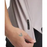 Remera deportiva Under Armour de manga corta, con cuello redondo y bajo con abertura lateral. Confeccionada en tejido técnico elástico con tecnología UA RUSH™ que refleja la energía corporal.