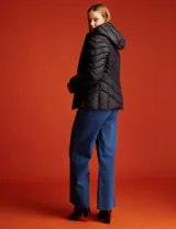 Campera de abrigo verde esmeralda, marca Michael Kors. Diseño acolchado con cierre metálico central, capucha no desmontable con cordón de ajuste y bolsillos verticales delanteros. Incluye bolsa autoportante.