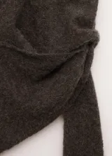 Top sin mangas de alpaca y poliamida color marrón oscuro, con diseño de cuello redondo y detalle de lazo ajustable en la cintura.