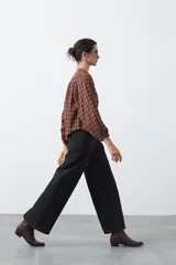 Jean de corte amplio y tiro medio, con diseño de costuras verticales frontales y bolsillos laterales tipo parche. Presenta un acabado en tono azul clásico.