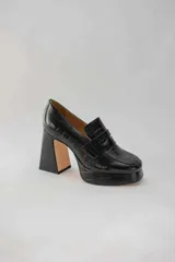 Mocasines color beige con estampado de piel de cocodrilo, plataforma y tacón cuadrado.