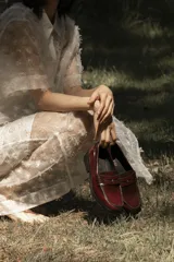 Mocasines de cuero color marrón topo, con detalle de antifaz y suela de goma.