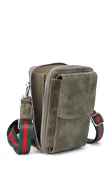 Bandolera porta celular color suela, con bolsillo frontal con tapa y cierre perimetral. Incluye correa de galón regulable y desmontable, bolsillos interiores para documentos, reparticiones para tarjetas y billetes.