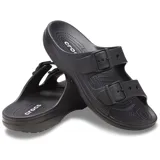 Sandalias Crocs modelo Saturday, color tostado, con diseño de dos tiras con hebillas ajustables y plantilla de espuma Croslite.