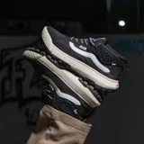 Championes de caña media Vans Mte Crosspath Mid, color negro con detalles en blanco y suela color crema.