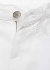 Jeans de corte recto y tiro medio, color blanco, estilo clásico de cinco bolsillos con trabillas para cinturón y cierre frontal de cremallera y botón.
