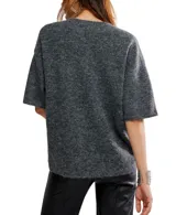 Sweater tipo camiseta color gris jaspeado, de corte holgado y mangas cortas. Tejido de poliéster, acrílico y poliamida.